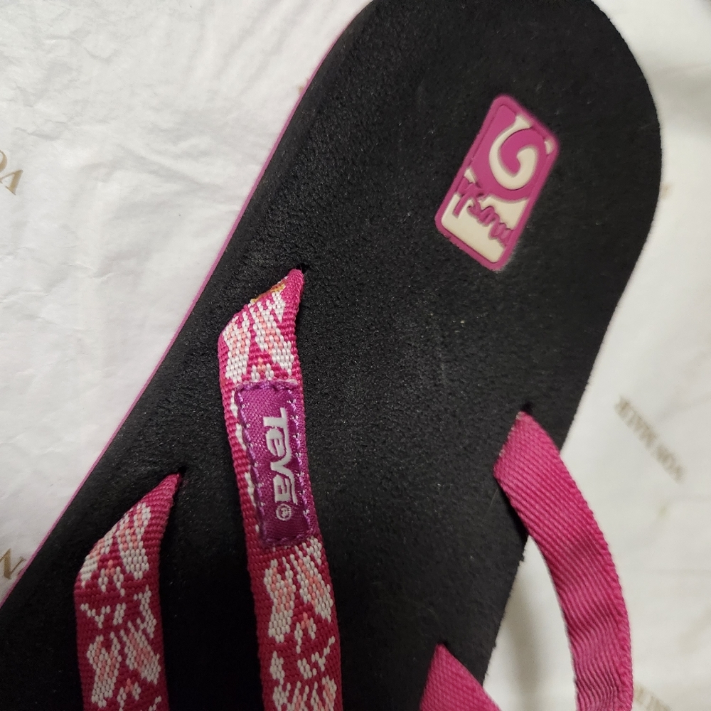 Gently worn Teva sandals size 8 - Picture 2 of 4